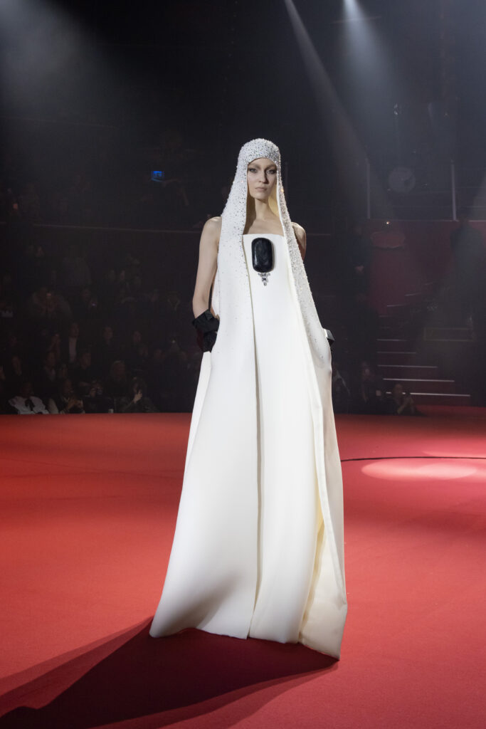 ステファン ローラン(Stéphane Rolland)、2026年春夏オートクチュールで描く「儀式としてのサーカス」 13 27