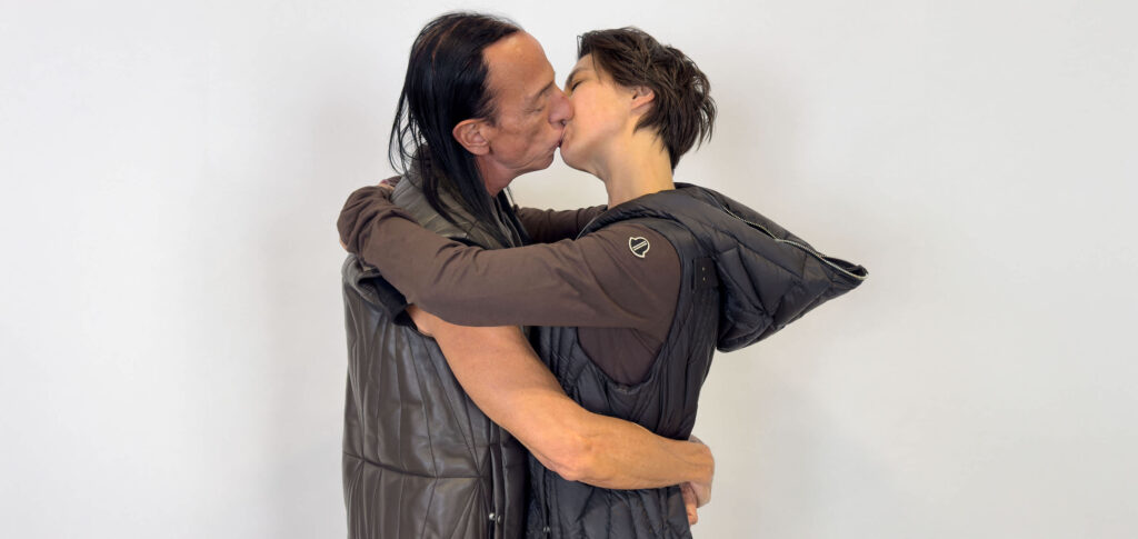 モンクレール+リック オウエンス(Moncler + Rick Owens)、“ブルーコリック”な2026年サマーコレクションを発表 9 "PROMOTING UNLIMITED LOVE" - RICK OWENS. Courtesy of MONCLER + RICK OWENS, PHOTOGRAPHED BY JUERGEN TELLER