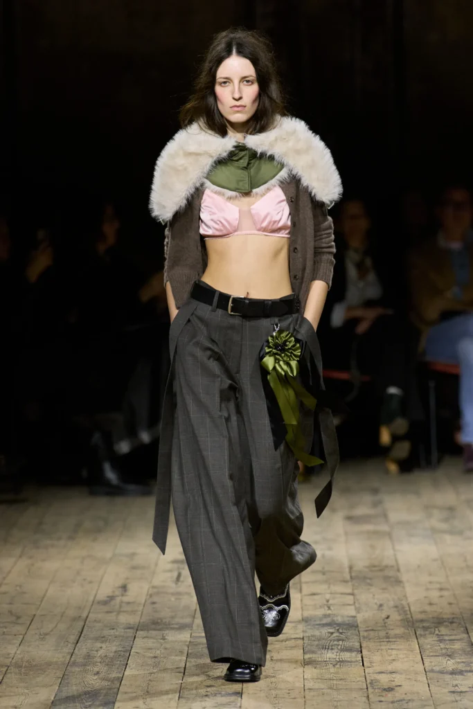 シモーネ ロシャ（Simone Rocha） 2026年秋冬：神話と現実を縫い合わせ
