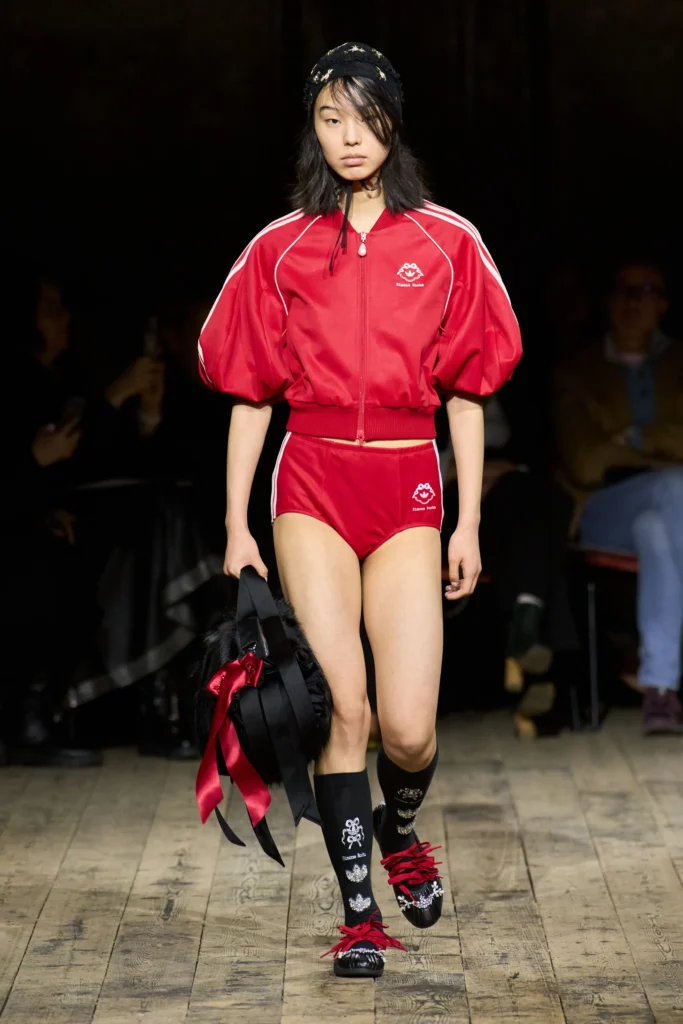 シモーネ ロシャ(Simone Rocha) 2026年秋冬:神話と現実を縫い合わせた、アディダスとの新章 26 00024 simone rocha fall 2026 ready to wear