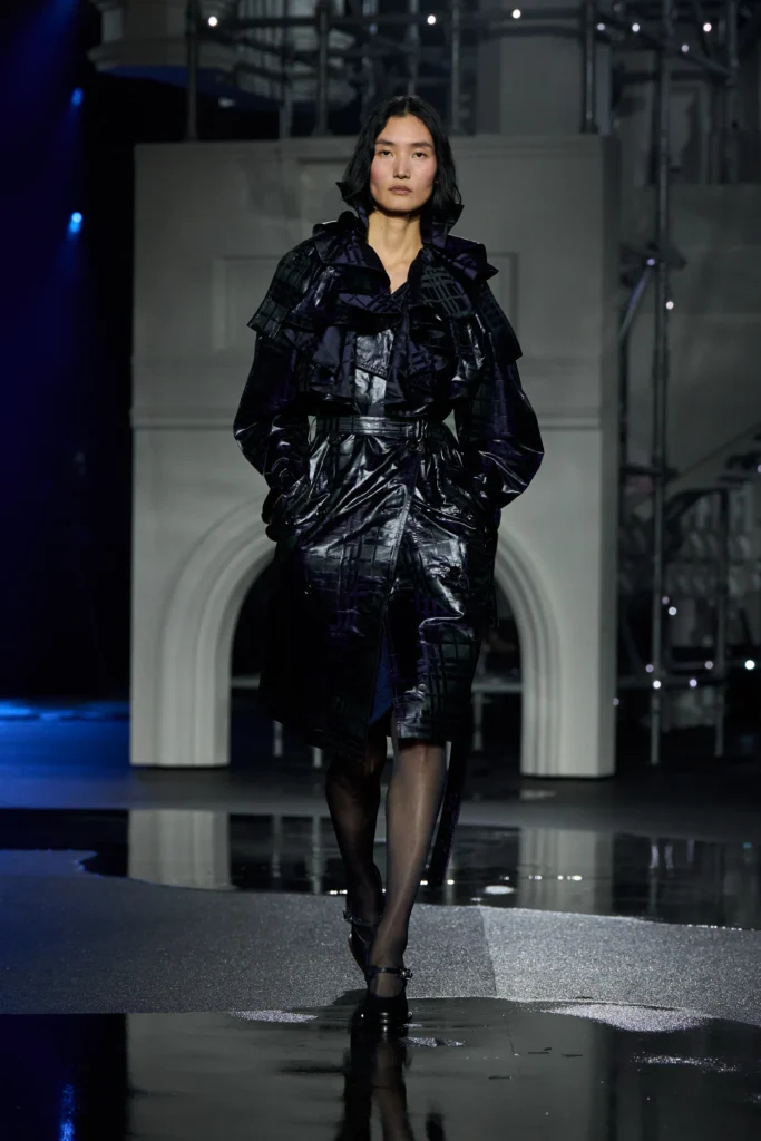 バーバリー(Burberry)、ダニエル・リーが描く“外へ出るための”2026年秋冬 24 00055 burberry fall 2026 ready to wear