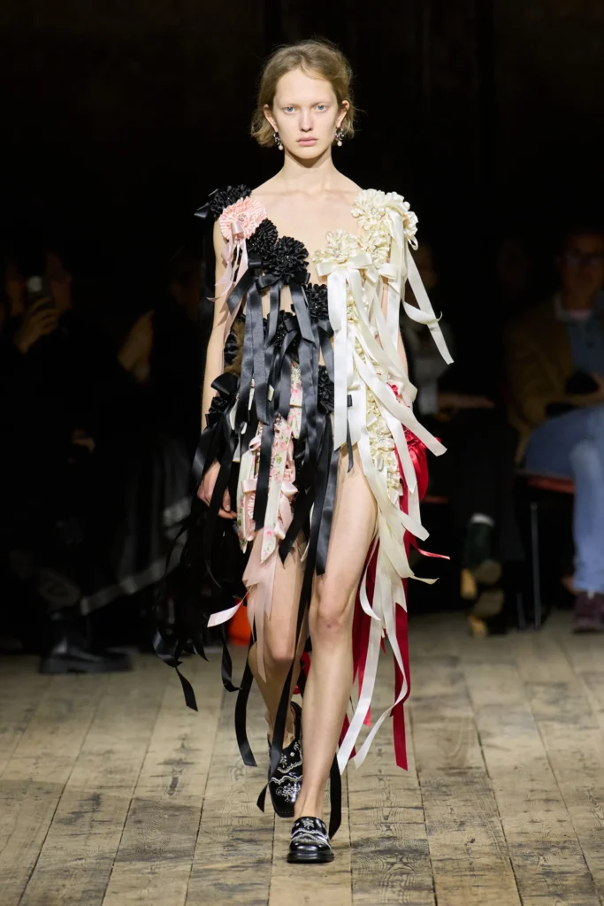シモーネ ロシャ(Simone Rocha) 2026年秋冬:神話と現実を縫い合わせた、アディダスとの新章 24 00057 simone rocha fall 2026 ready to wear