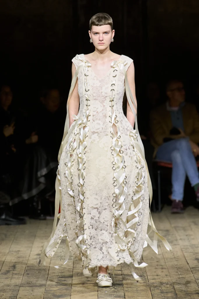 シモーネ ロシャ(Simone Rocha) 2026年秋冬:神話と現実を縫い合わせた、アディダスとの新章 25 00060 simone rocha fall 2026 ready to wear