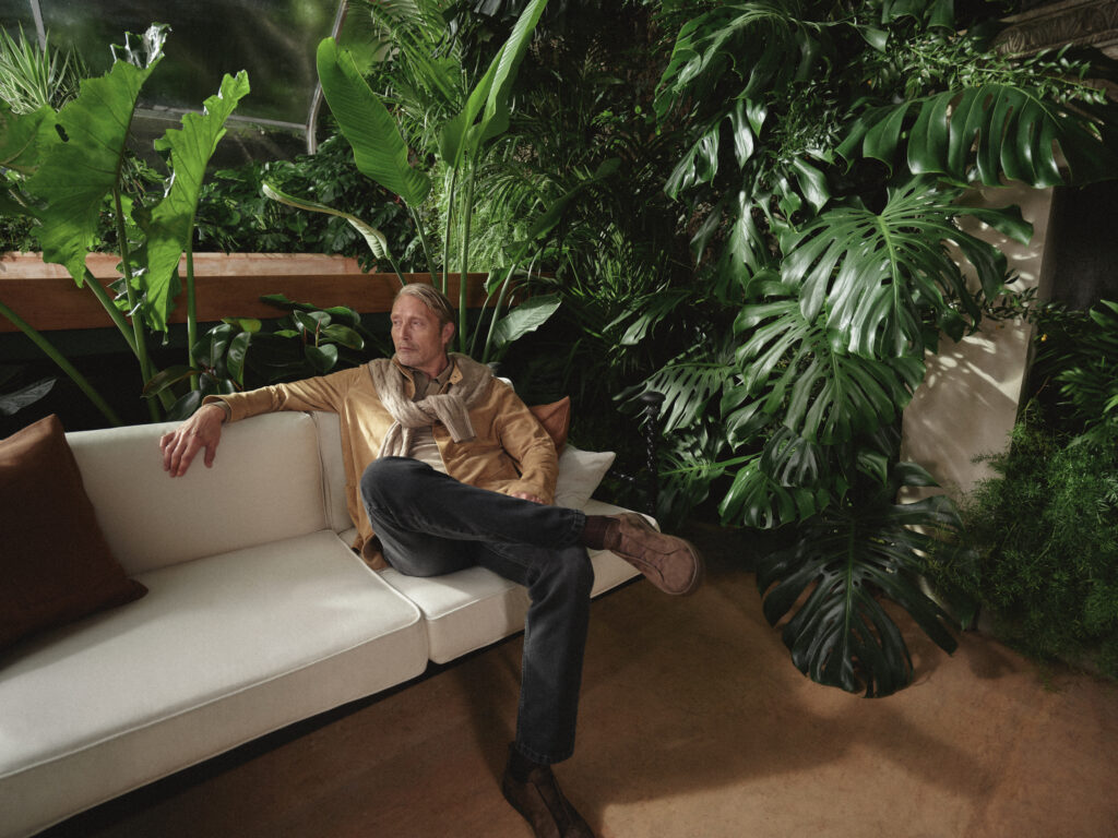 ゼニア(Zegna)、マッツ・ミケルセン起用の2026年春夏キャンペーン「WINTER GARDEN」を発表 10 MADS MIKKELSEN ZEGNA SPRING 2026 CAMPAIGN 11