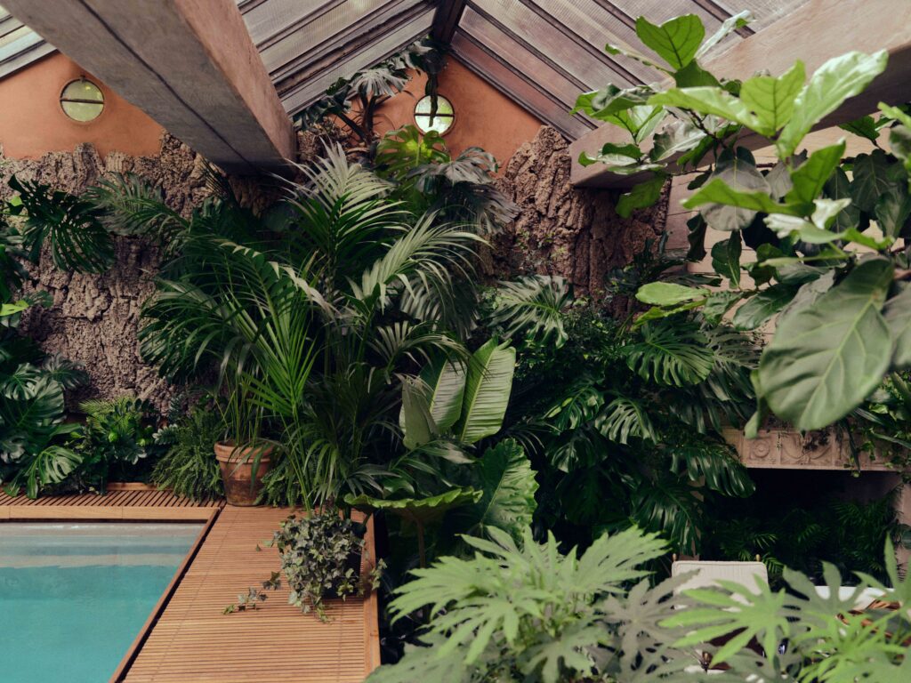 ゼニア(Zegna)、マッツ・ミケルセン起用の2026年春夏キャンペーン「WINTER GARDEN」を発表 8 ZEGNA GARDEN ATMOSPHERE 2