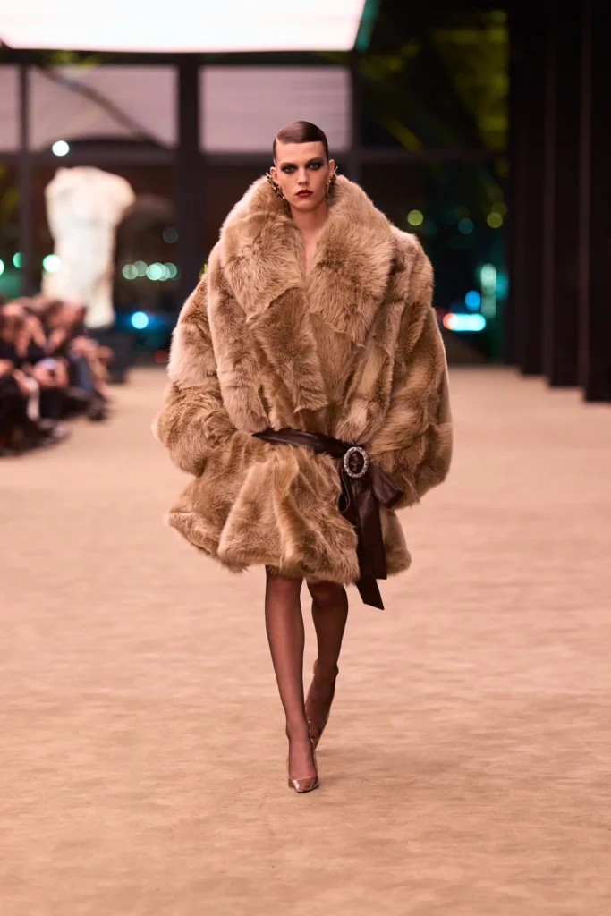 サンローラン(Saint Laurent)2026年秋冬:ヴァカレロが織りなす、夜の官能 22 00023 saint laurent fall 2026 ready to wear
