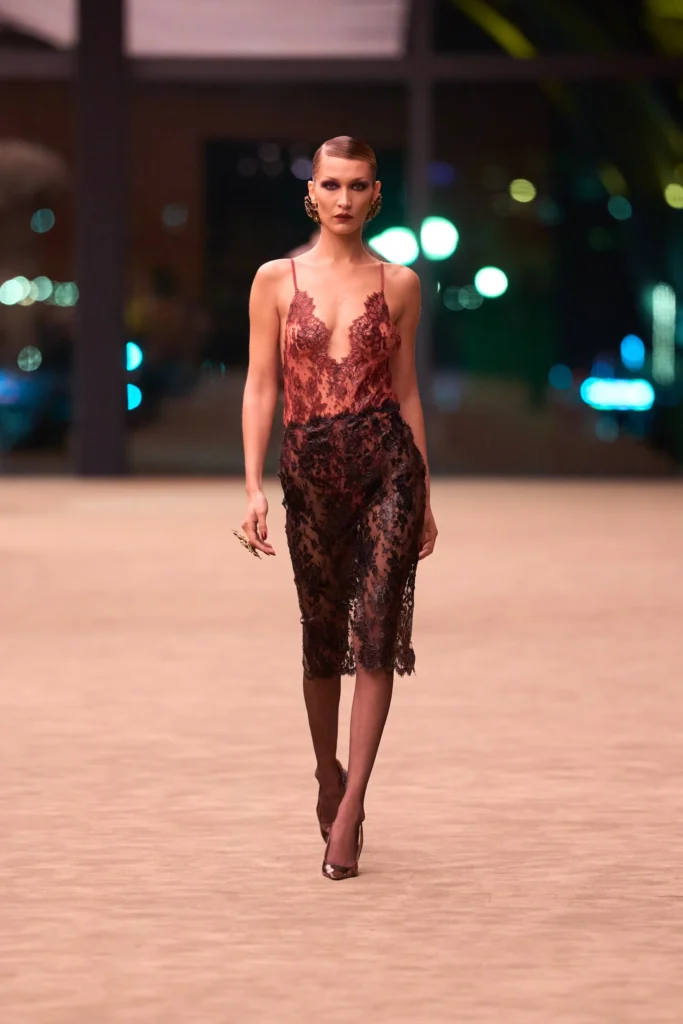サンローラン(Saint Laurent)2026年秋冬:ヴァカレロが織りなす、夜の官能 24 00028 saint laurent fall 2026 ready to wear