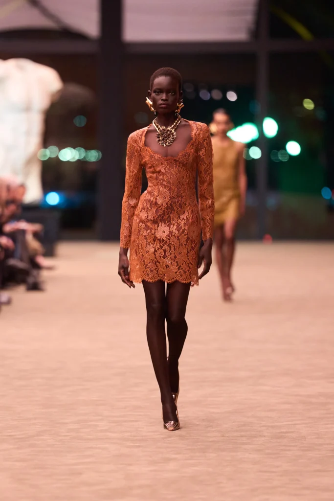サンローラン(Saint Laurent)2026年秋冬:ヴァカレロが織りなす、夜の官能 28 00041 saint laurent fall 2026 ready to wear