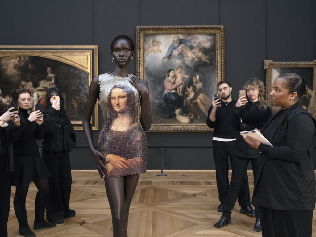 マリーン セル(Marine Serre)、ルーブル美術館とコラボした2026年秋冬「THE GRACE OF TIME」を発表 19 01 LA JOCONDE DRESS