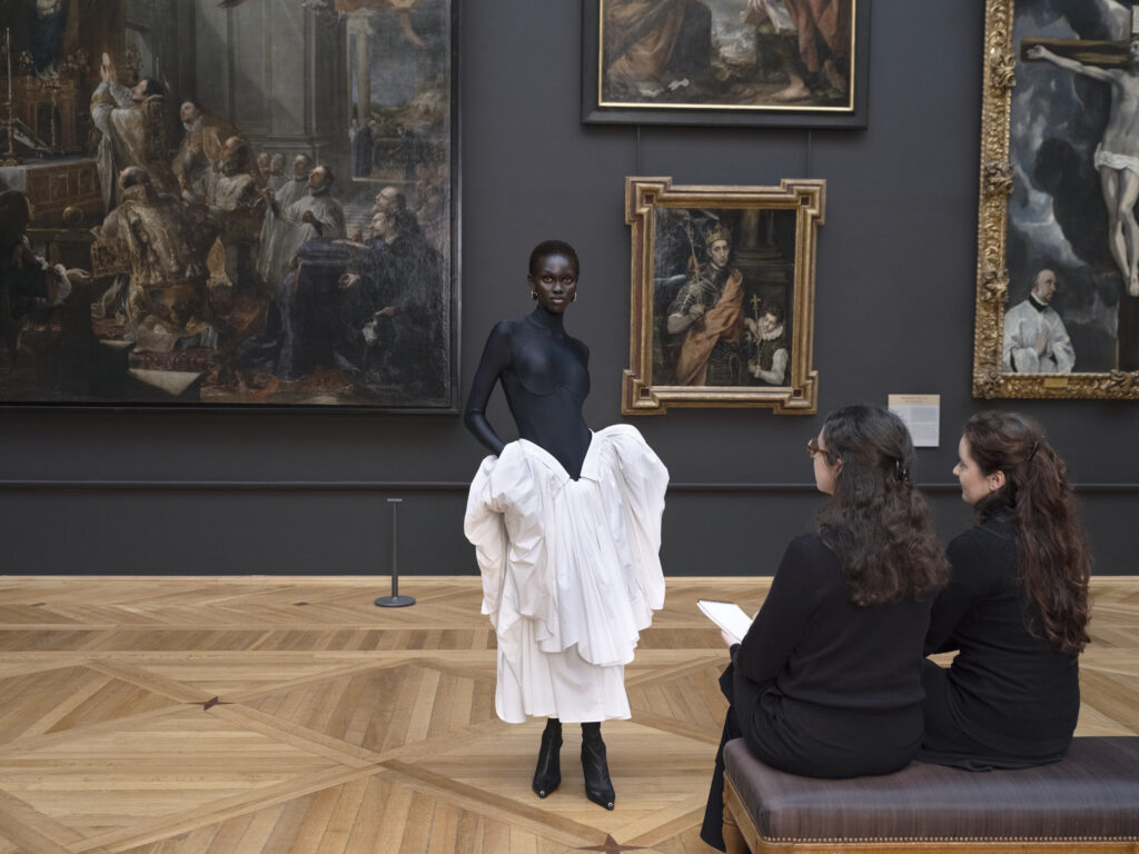 マリーン セル(Marine Serre)、ルーブル美術館とコラボした2026年秋冬「THE GRACE OF TIME」を発表 18 05 FLEMISH PAINTERS DRESS