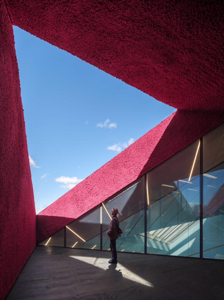 ニューヨークのニュー ミュージアム(New Museum)、OMA設計の新館を3月21日に一般公開へ 7 19 New Museum Photos by Jason ORear