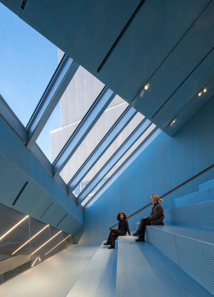 ニューヨークのニュー ミュージアム(New Museum)、OMA設計の新館を3月21日に一般公開へ 5 20 New Museum Photos by Jason ORear