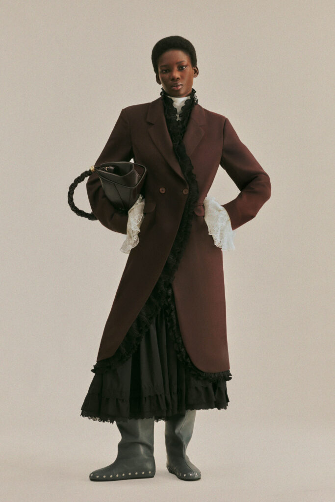 ガニー(Ganni)2026年秋冬:強さと脆さが共存する、北欧の美学 11 GANNI FW26 LOOKBOOK CHAUMONT ZAERPOUR 2X3 LOOK 1