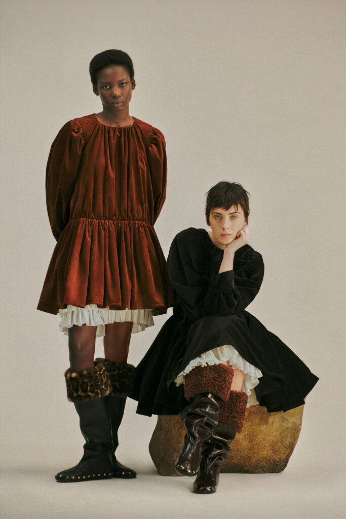 ガニー(Ganni)2026年秋冬:強さと脆さが共存する、北欧の美学 14 GANNI FW26 LOOKBOOK CHAUMONT ZAERPOUR 2X3 LOOK 11 12