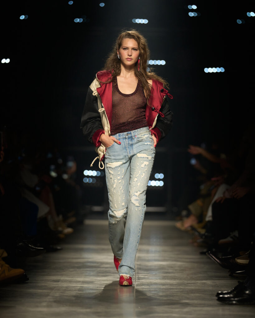 イザベル マラン(Isabel Marant)2026年秋冬:夜を駆ける“ガールズギャング” 19 ISABEL MARANT W26 RUN SILHOUETTE LOOK 001 4x5