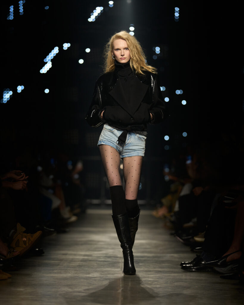 イザベル マラン(Isabel Marant)2026年秋冬:夜を駆ける“ガールズギャング” 20 ISABEL MARANT W26 RUN SILHOUETTE LOOK 002 4x5