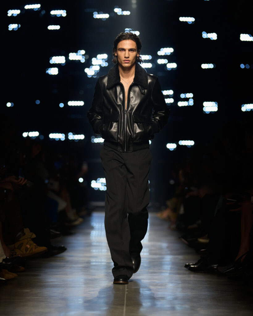 イザベル マラン(Isabel Marant)2026年秋冬:夜を駆ける“ガールズギャング” 32 ISABEL MARANT W26 RUN SILHOUETTE LOOK 006 4x5
