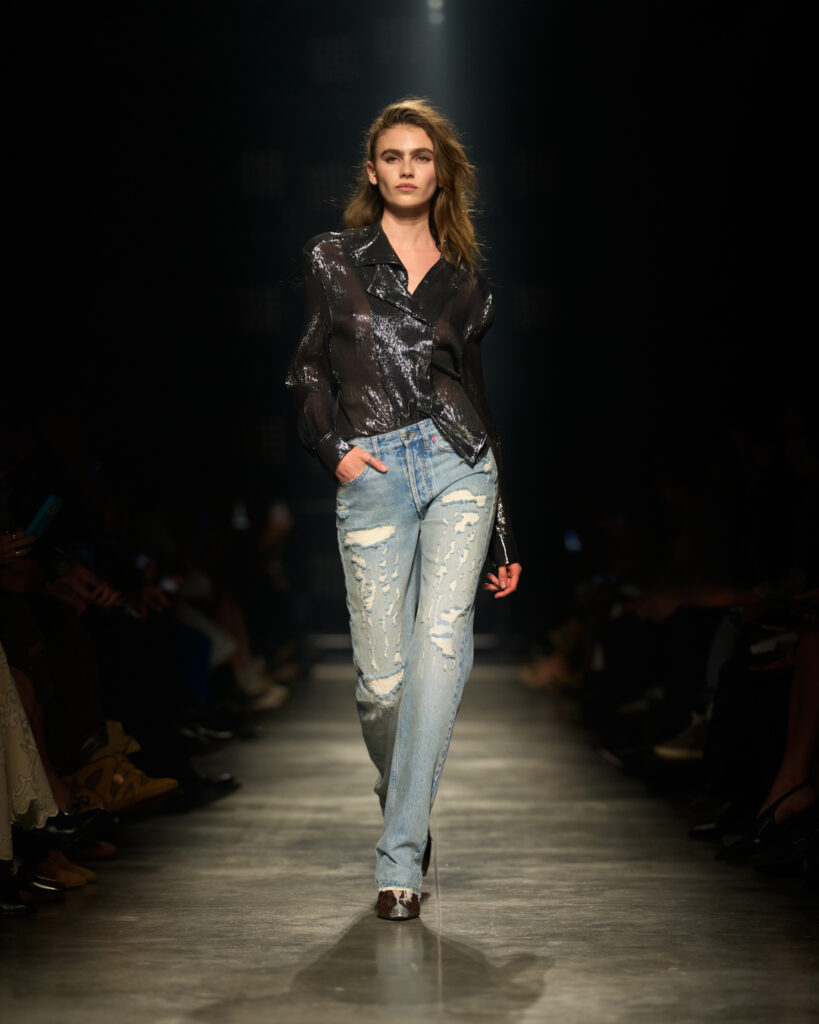 イザベル マラン(Isabel Marant)2026年秋冬:夜を駆ける“ガールズギャング” 21 ISABEL MARANT W26 RUN SILHOUETTE LOOK 008 4x5