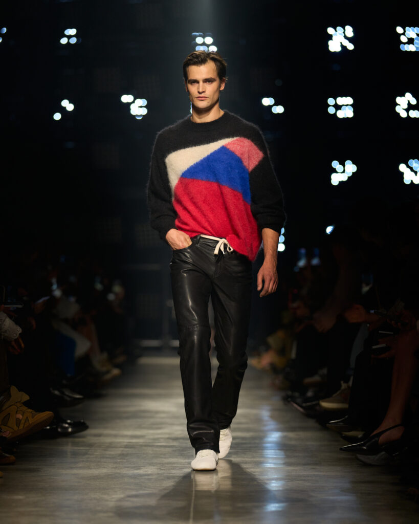 イザベル マラン(Isabel Marant)2026年秋冬:夜を駆ける“ガールズギャング” 33 ISABEL MARANT W26 RUN SILHOUETTE LOOK 011 4x5