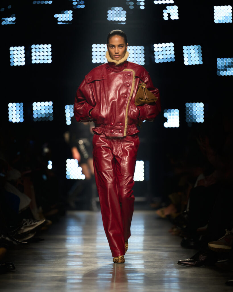 イザベル マラン(Isabel Marant)2026年秋冬:夜を駆ける“ガールズギャング” 23 ISABEL MARANT W26 RUN SILHOUETTE LOOK 021 4x5