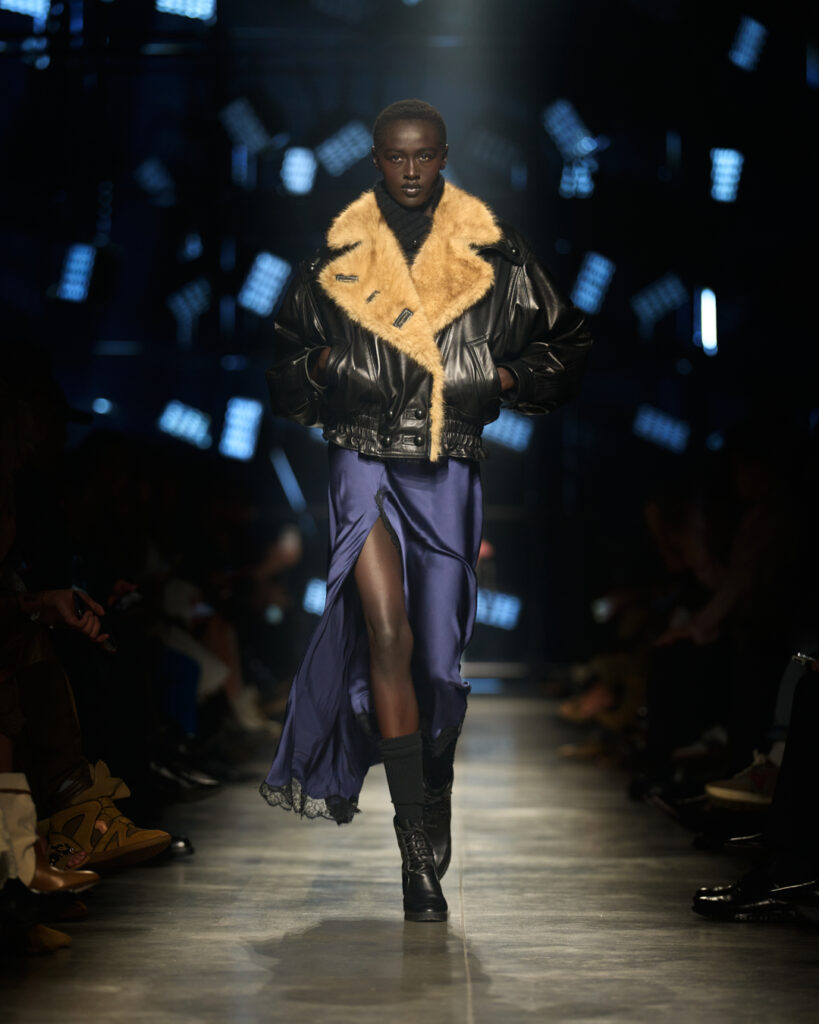 イザベル マラン(Isabel Marant)2026年秋冬:夜を駆ける“ガールズギャング” 25 ISABEL MARANT W26 RUN SILHOUETTE LOOK 030 4x5