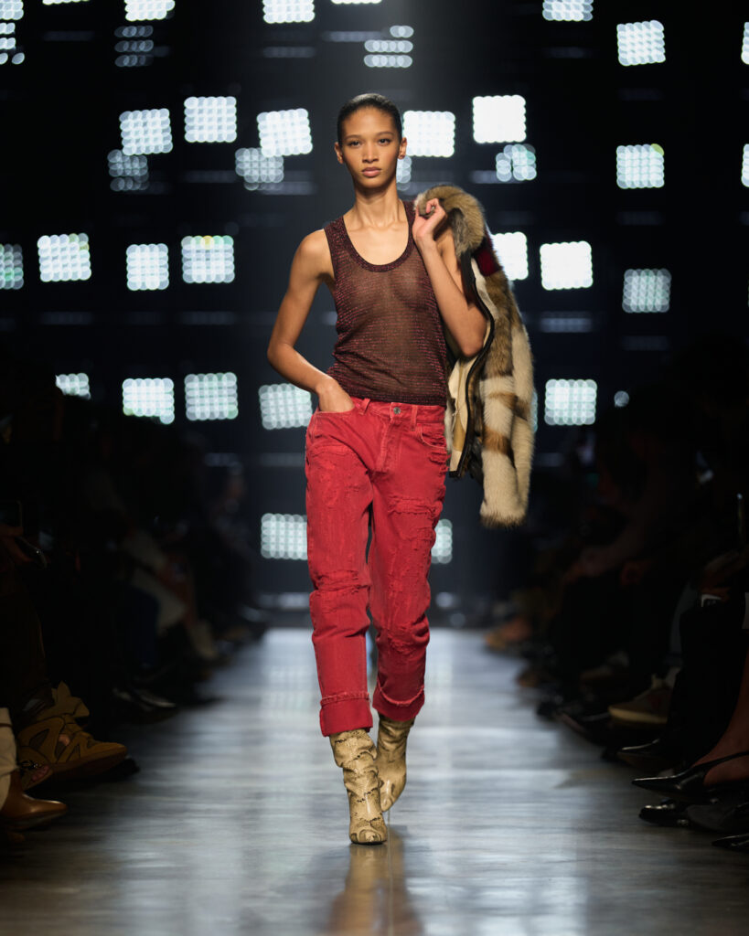 イザベル マラン(Isabel Marant)2026年秋冬:夜を駆ける“ガールズギャング” 29 ISABEL MARANT W26 RUN SILHOUETTE LOOK 043 4x5