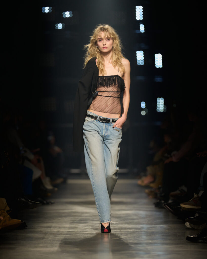 イザベル マラン(Isabel Marant)2026年秋冬:夜を駆ける“ガールズギャング” 24 ISABEL MARANT W26 RUN SILHOUETTE LOOK 048 4x5