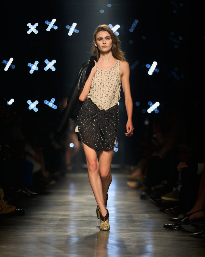 イザベル マラン(Isabel Marant)2026年秋冬:夜を駆ける“ガールズギャング” 26 ISABEL MARANT W26 RUN SILHOUETTE LOOK 060 4x5