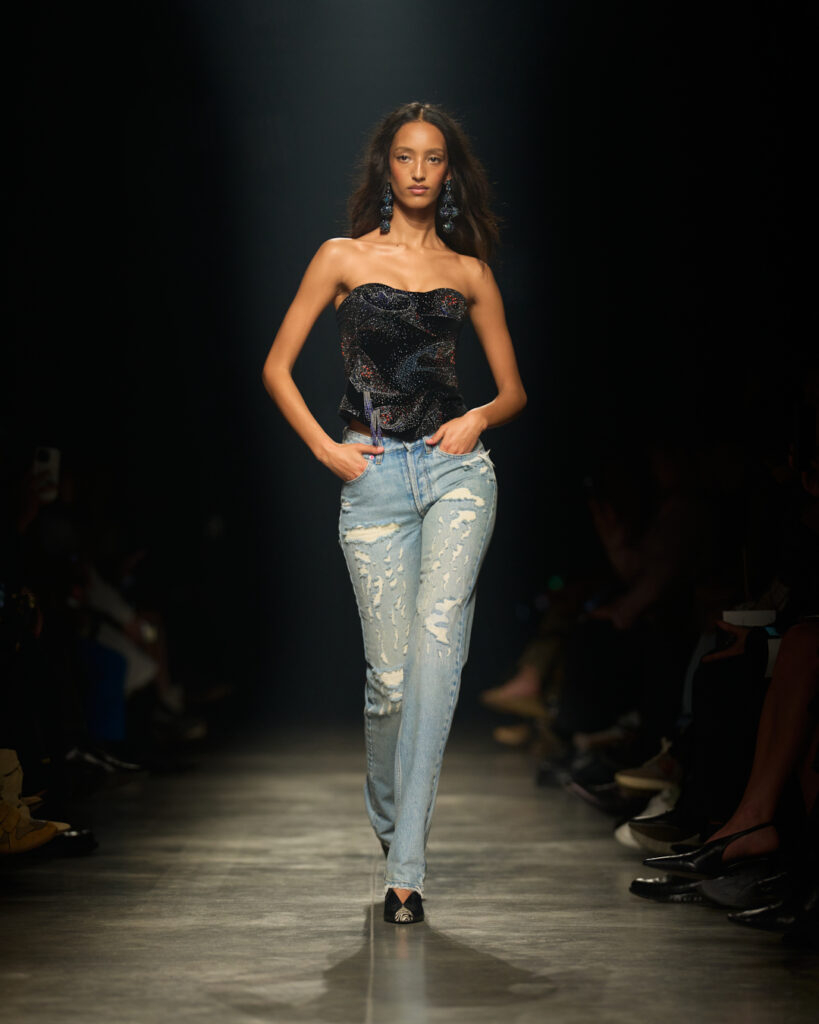 イザベル マラン(Isabel Marant)2026年秋冬:夜を駆ける“ガールズギャング” 31 ISABEL MARANT W26 RUN SILHOUETTE LOOK 065 4x5