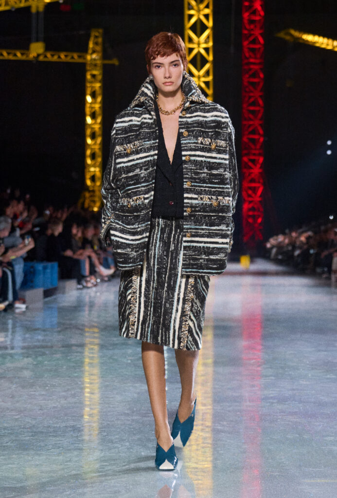 シャネル(CHANEL)2026年秋冬:世界中を熱狂させるブレイジーの第二章 18 chanel fw26 copyright chanel look 09 1 HD