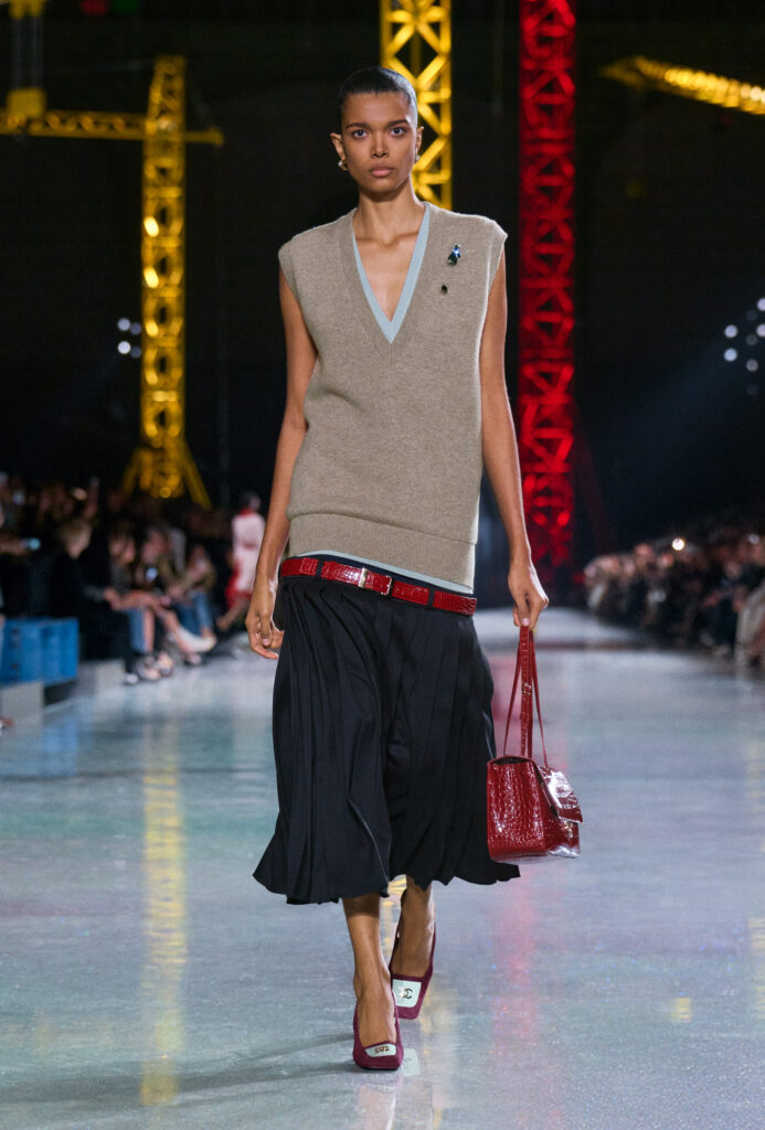 シャネル(CHANEL)2026年秋冬:世界中を熱狂させるブレイジーの第二章 22 chanel fw26 copyright chanel look 32 1 HD