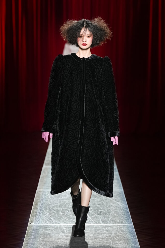 ヴィヴィアーノ(VIVIANO)2026年秋冬コレクションが提示する「アイデンティティの余白」 28 viviano 26 27aw 2×3 013