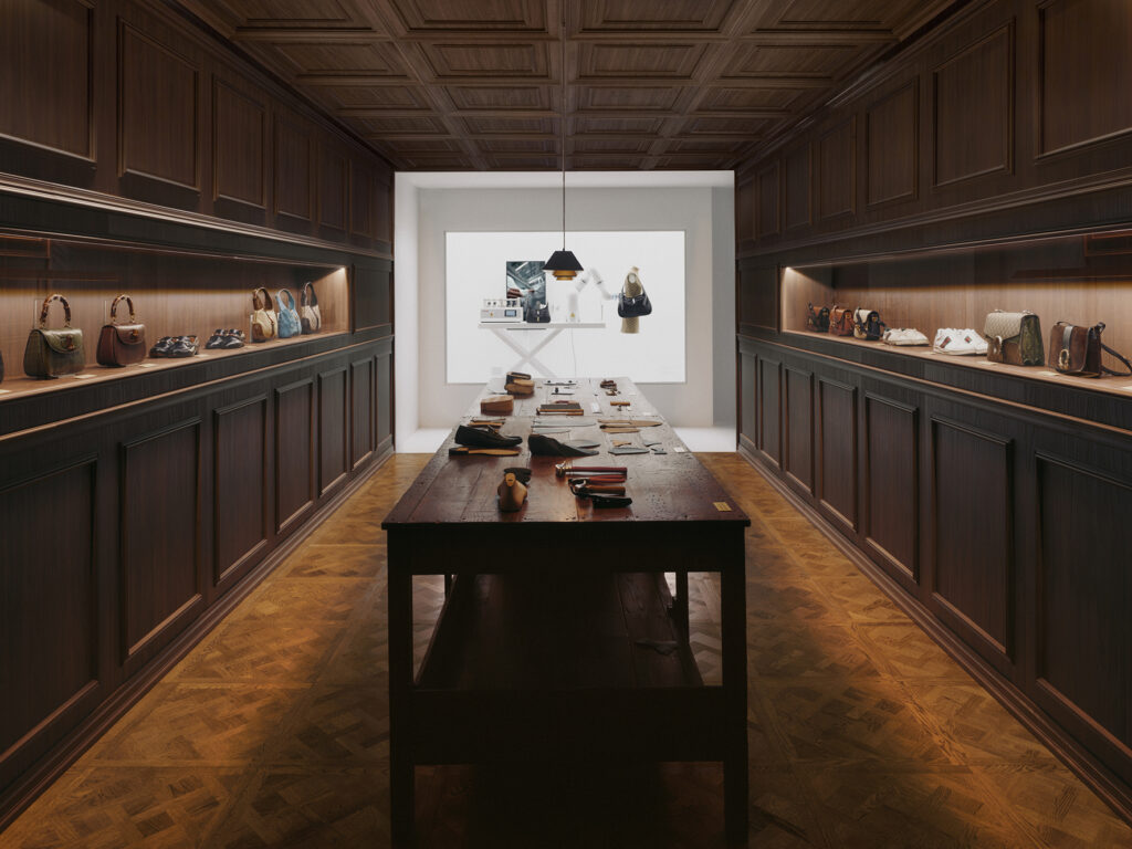 グッチ(Gucci)、フィレンツェで新常設展「Gucci Storia」を公開:ブランドの過去と未来を横断する没入型空間 11 2026 04 BA GUCCI PALAZZO GUCCI 02 371