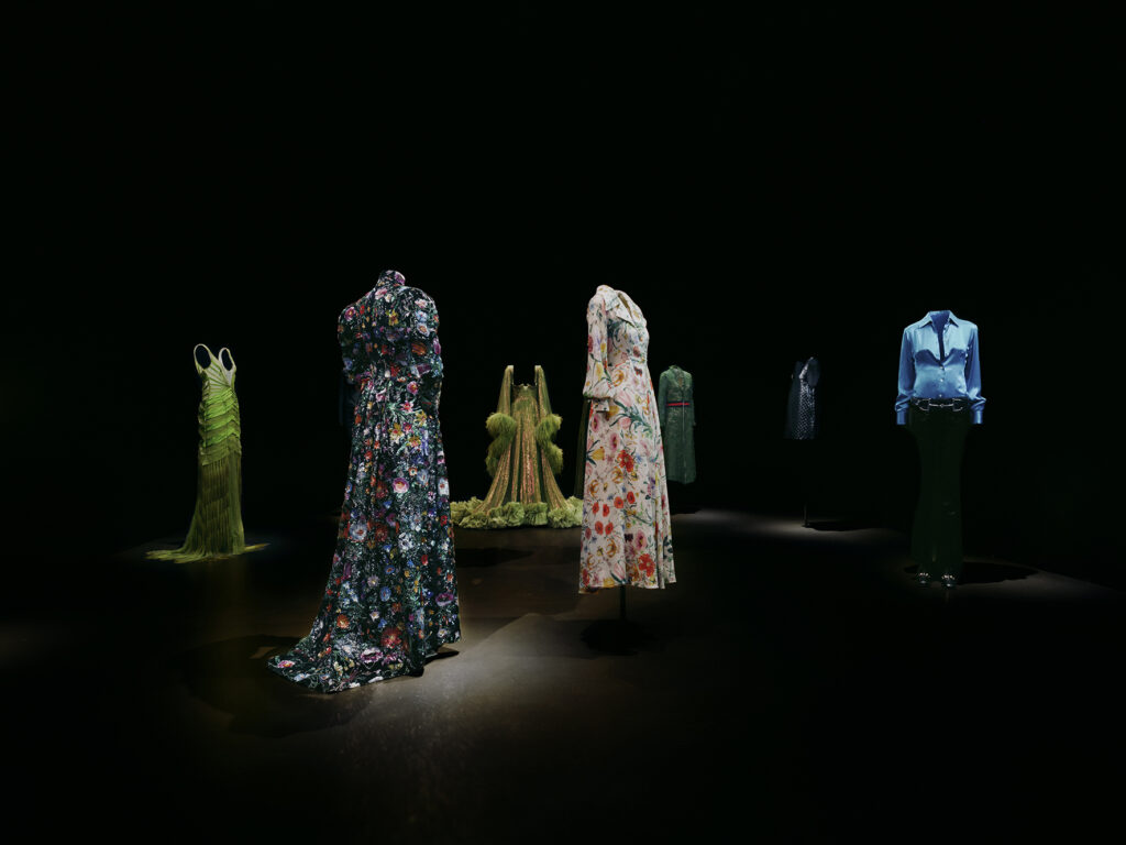グッチ(Gucci)、フィレンツェで新常設展「Gucci Storia」を公開:ブランドの過去と未来を横断する没入型空間 12 2026 04 BA GUCCI PALAZZO GUCCI 05 548