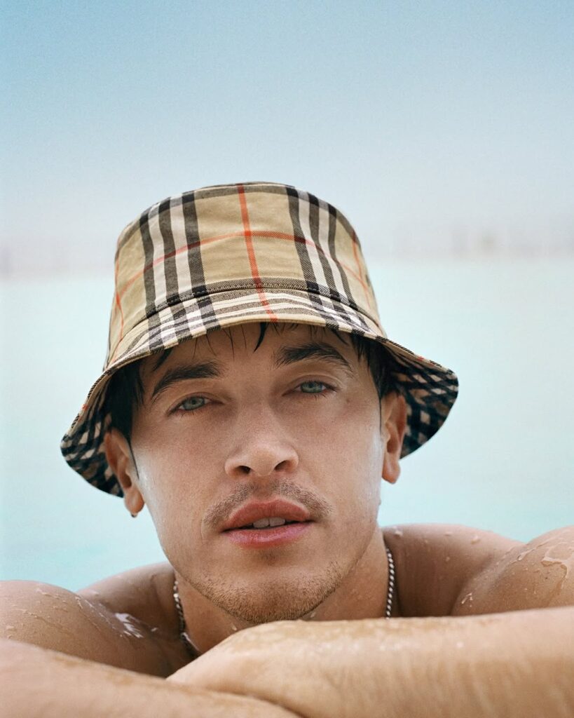 バーバリー(Burberry)、2026年ハイサマーコレクションを発表:英国の“リド文化”を舞台に、夏の記憶を再構築 9 image 1 3