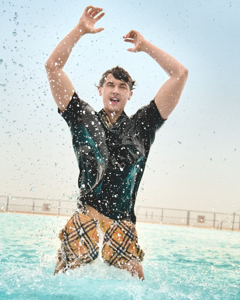 バーバリー(Burberry)、2026年ハイサマーコレクションを発表:英国の“リド文化”を舞台に、夏の記憶を再構築 8 image 2 1