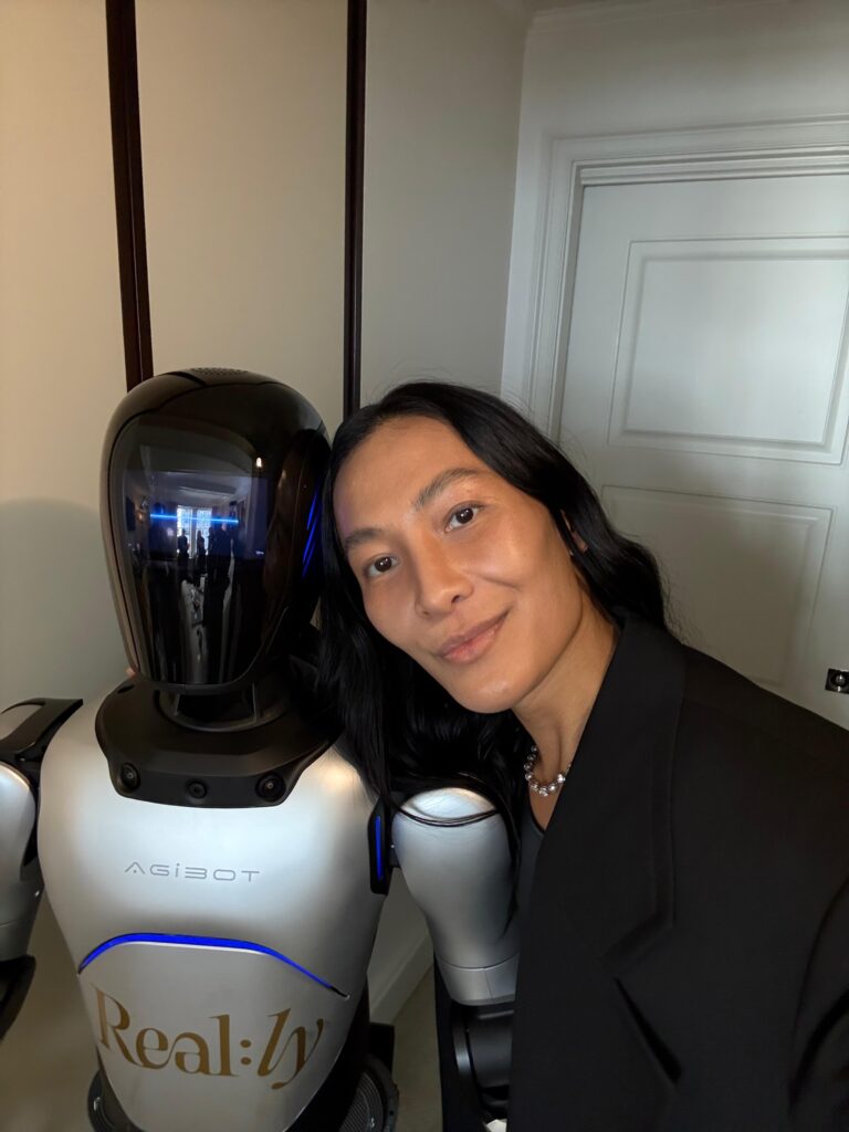 アレキサンダー ワン(Alexander Wang)、メットガラ 2026でロボット起用し、エナジードリンク「Real:ly」を初披露 5 Alex Wang and humanoid robot by AgiBot