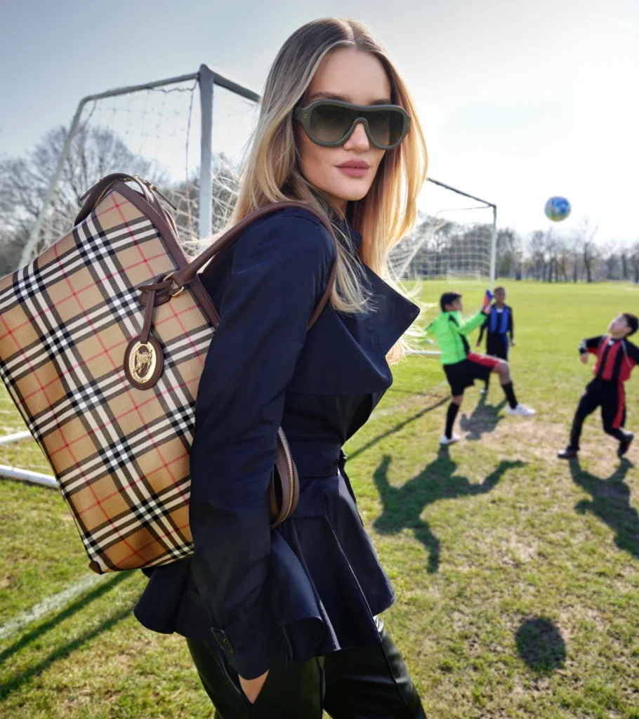 バーバリー(Burberry)、2026年秋キャンペーン「A Good Sport」を発表:サッカー観戦文化と英国らしさを描く 4 ロージー・ハンティントン=ホワイトリー(Rosie Huntington-Whiteley)