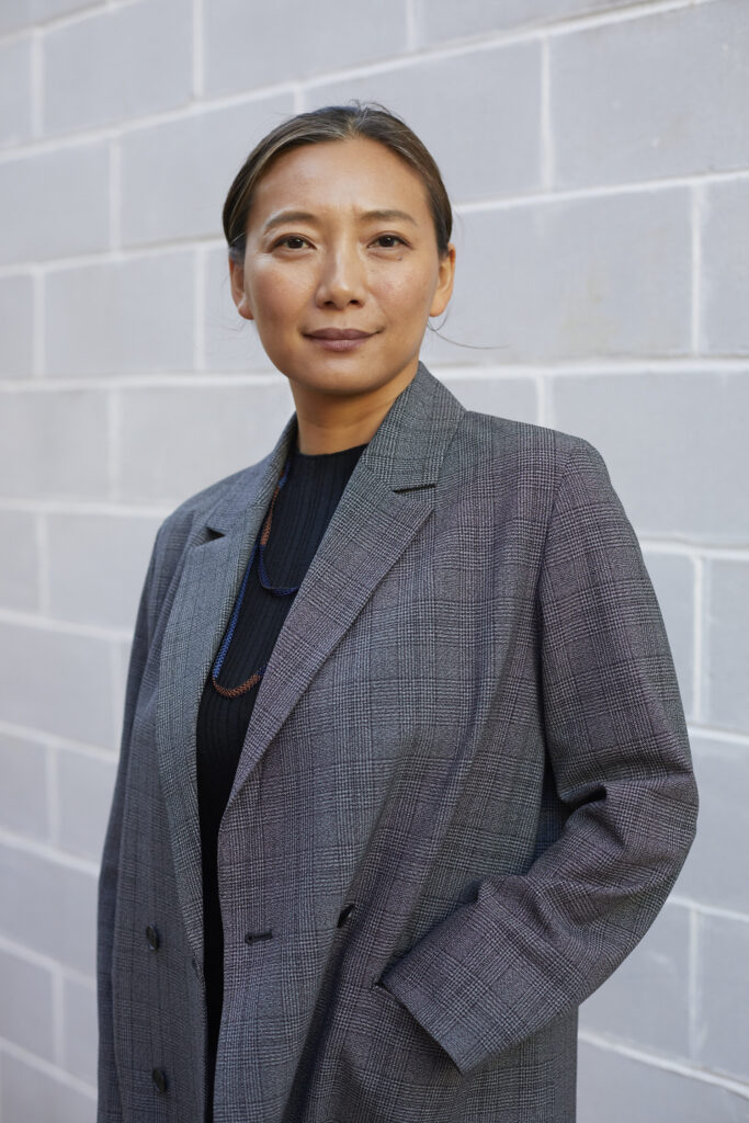 イッセイ ミヤケ(ISSEY MIYAKE)、ニューヨークに世界最大の新旗艦店をオープン:建築・工芸・未来性が交差する拠点に 12 Jing Liu Portrait Photographer Anna Bauer low res