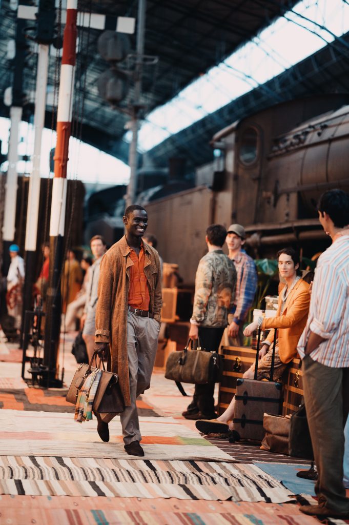 エトロ(ETRO)、2027年春夏メンズ「Extraordinary Journeys」:旅と自由な精神を再解釈 7 ETROSS27 ON MODELS 2