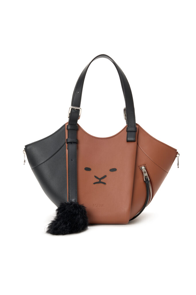 ロエベ(LOEWE)、創業180周年を記念したグローバルキャンペーンを発表 18 LOEWE 180 ANNIVERSARY MEDIUM HAMMOCK FLIP BAG IN INTARSIO CALF