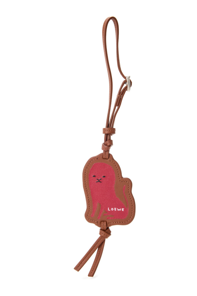 ロエベ(LOEWE)、創業180周年を記念したグローバルキャンペーンを発表 19 LOEWE LION TAG IN LEATHER