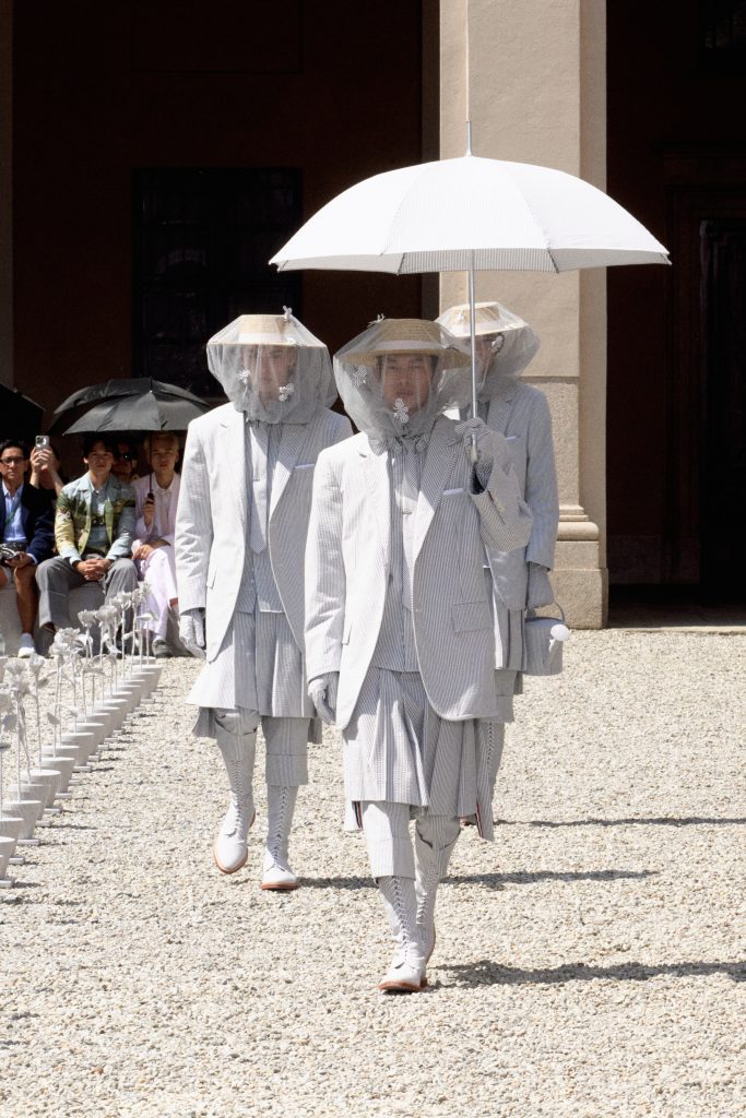 トム ブラウン(Thom Browne)2027年春夏:ミラノで咲いた“春の庭園”、軽やかに進化するブランドコード 16 LOOK 01 2x3