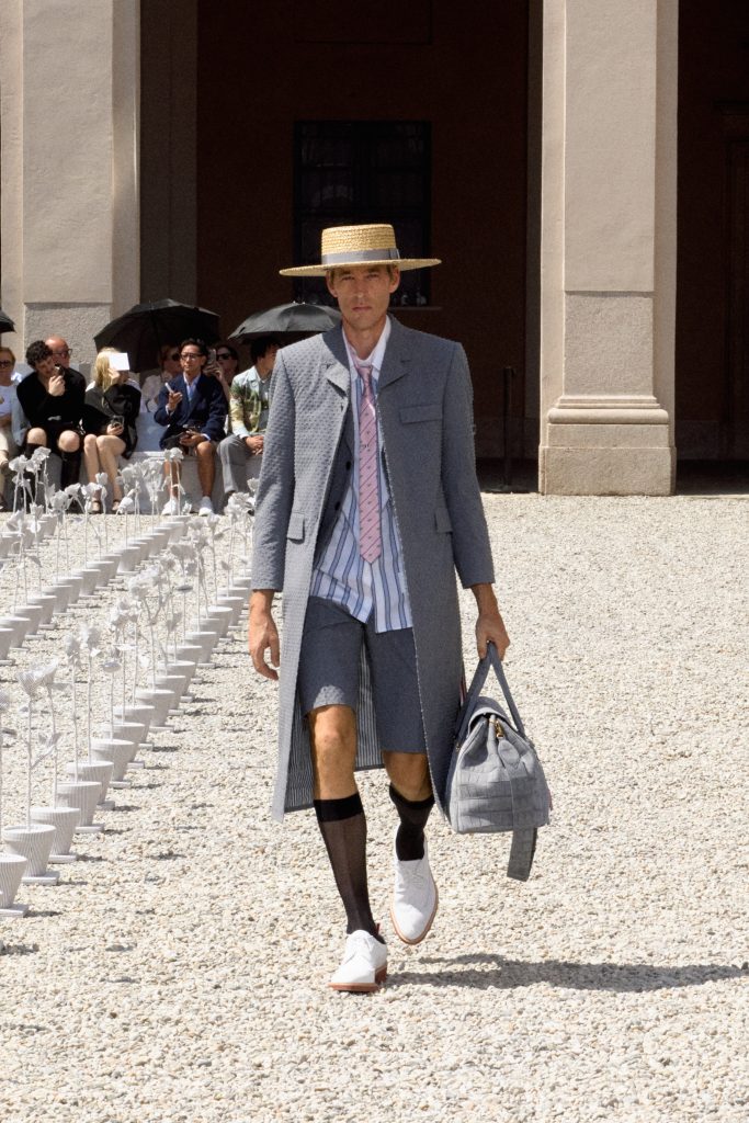 トム ブラウン(Thom Browne)2027年春夏:ミラノで咲いた“春の庭園”、軽やかに進化するブランドコード 17 LOOK 02 2x3