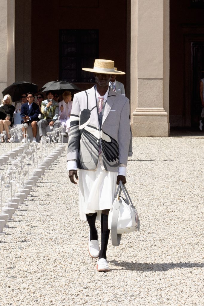 トム ブラウン(Thom Browne)2027年春夏:ミラノで咲いた“春の庭園”、軽やかに進化するブランドコード 19 LOOK 03 2x3