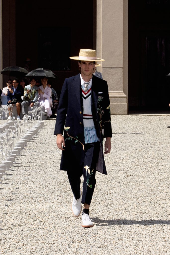 トム ブラウン(Thom Browne)2027年春夏:ミラノで咲いた“春の庭園”、軽やかに進化するブランドコード 21 LOOK 17 2x3