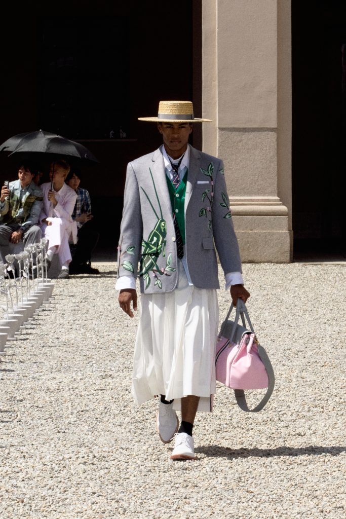 トム ブラウン(Thom Browne)2027年春夏:ミラノで咲いた“春の庭園”、軽やかに進化するブランドコード 23 LOOK 35 2x3
