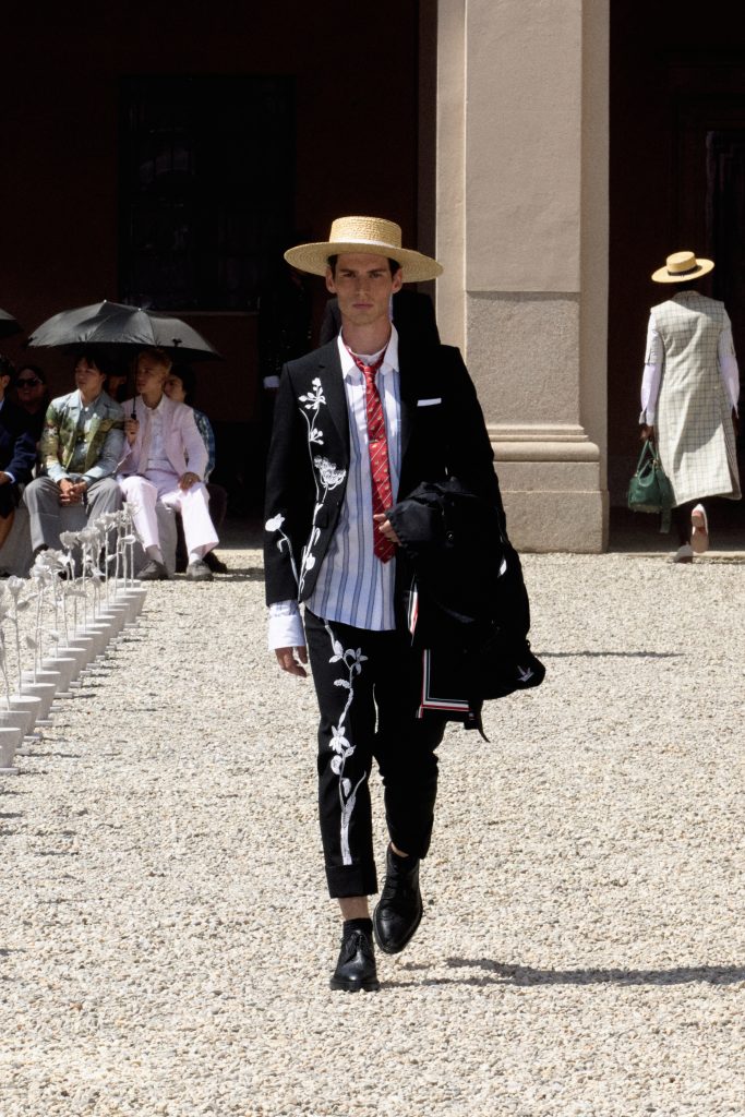 トム ブラウン(Thom Browne)2027年春夏:ミラノで咲いた“春の庭園”、軽やかに進化するブランドコード 24 LOOK 54 2x3