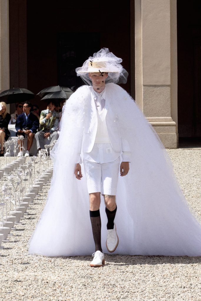 トム ブラウン(Thom Browne)2027年春夏:ミラノで咲いた“春の庭園”、軽やかに進化するブランドコード 28 LOOK 57 2x3