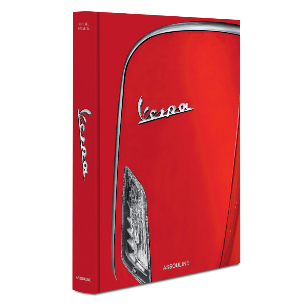 ヴェスパ × アスリーヌ(Assouline)、80年のレガシーを辿る限定ブックとコレクションを発表 20 VESPA Book 3D Front